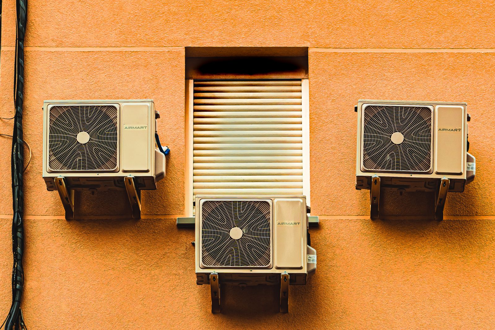 Outdoor heat pump condenser unit
