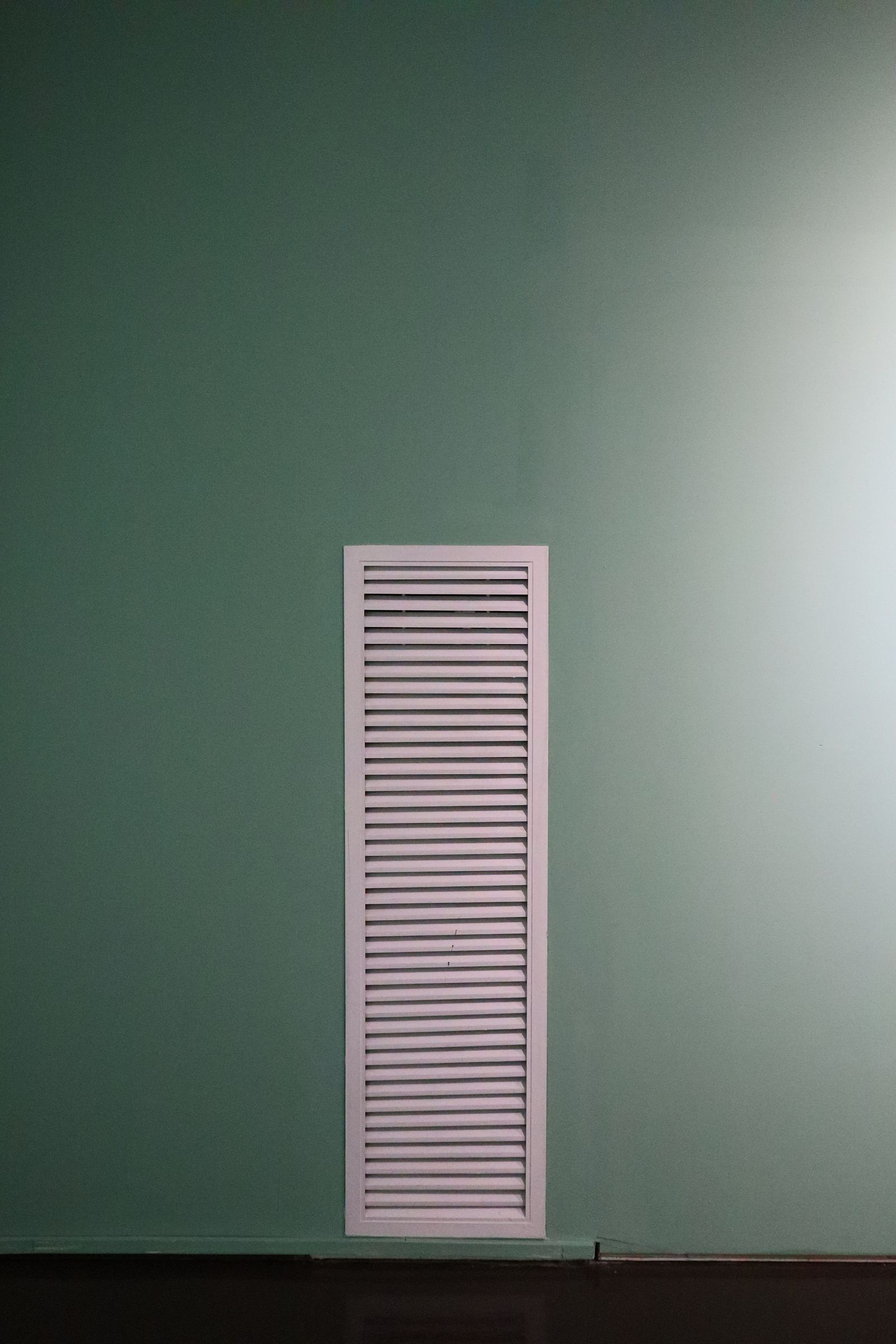 Wall air vent supplying fresh, filtered air