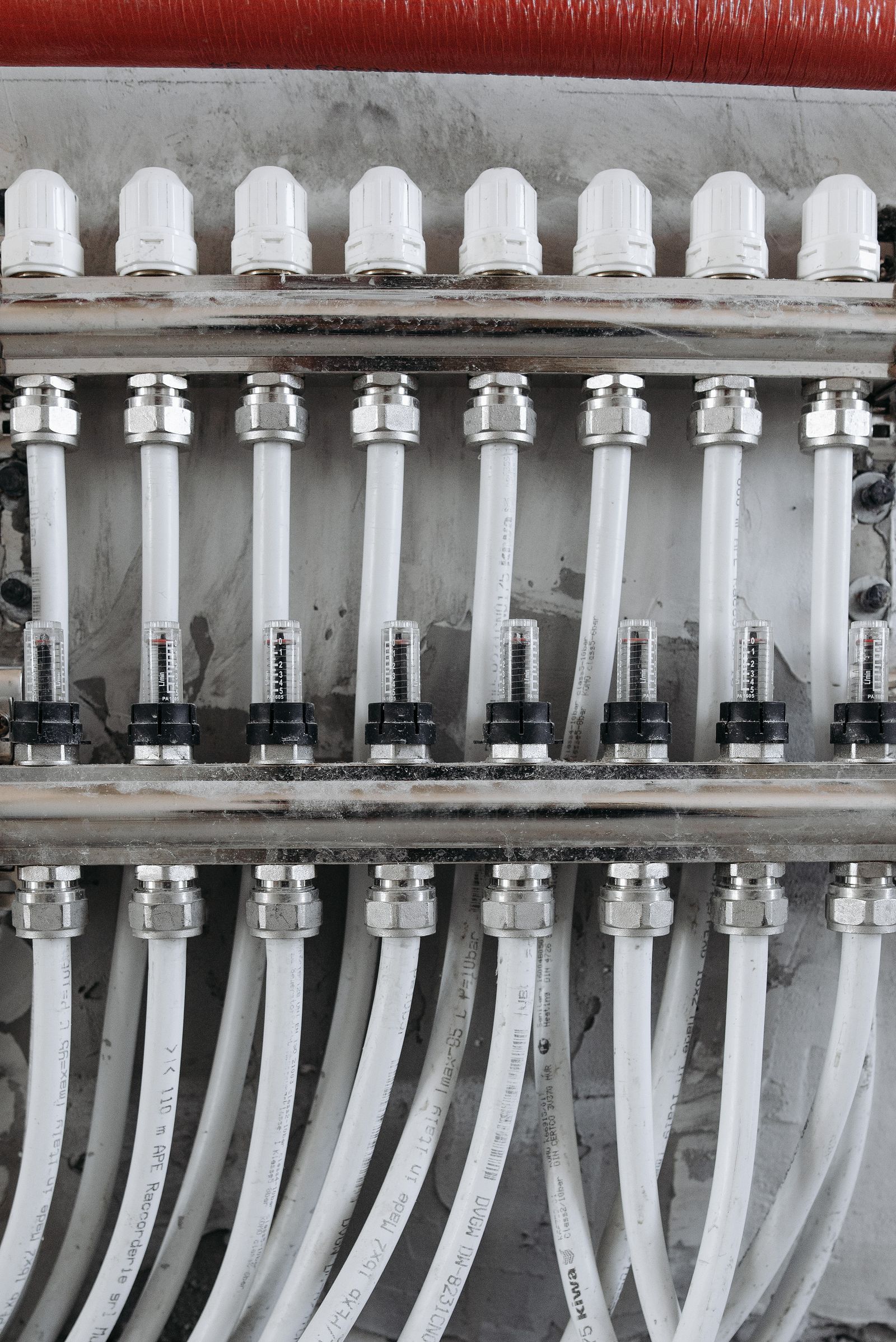 Hydronic radiant heating manifold with PEX tubing
